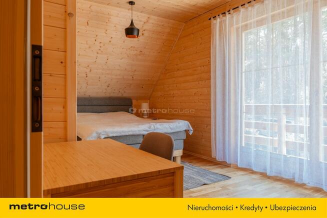 Nowy dom z bali w miejscowości wypoczynkowej.