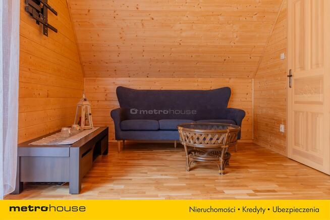 Nowy dom z bali w miejscowości wypoczynkowej.