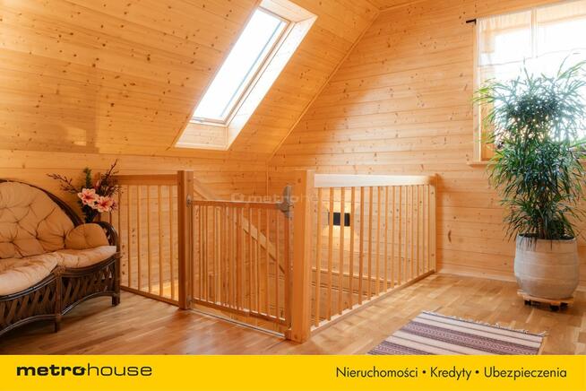 Nowy dom z bali w miejscowości wypoczynkowej.