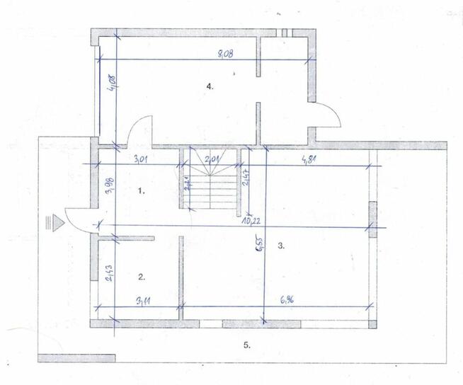 Nowoczesny dom energoiszczedny w lesie