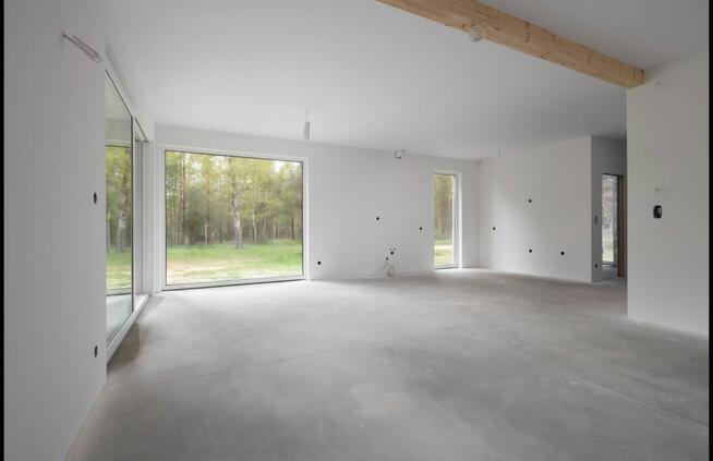 Nowoczesny dom energoiszczedny w lesie