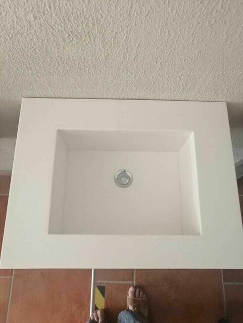 Szafka łazienkowa podwieszana z blatem z kompozytu Corian