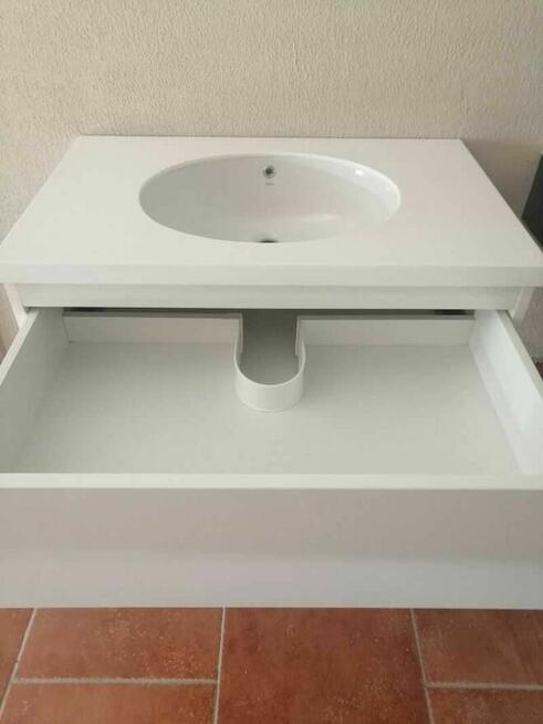 Szafka łazienkowa podwieszana z blatem z kompozytu Corian