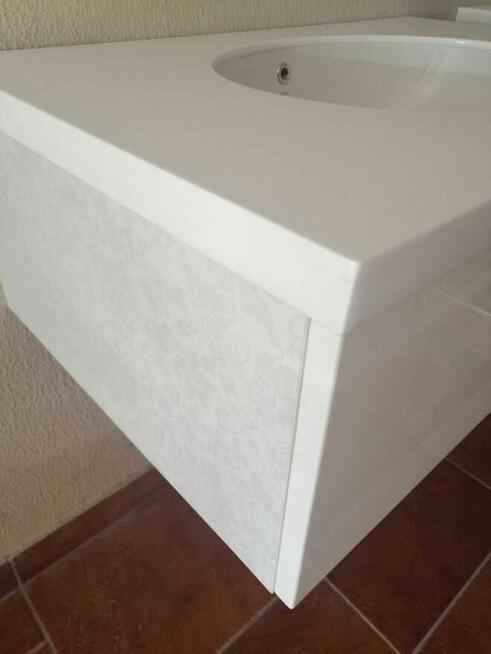 Szafka łazienkowa podwieszana z blatem z kompozytu Corian