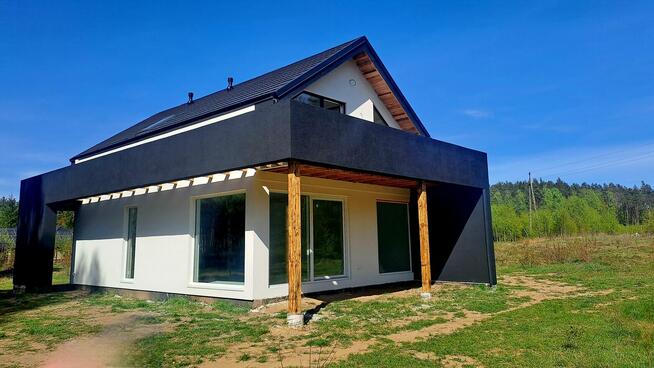 Nowoczesny dom energoiszczedny w lesie
