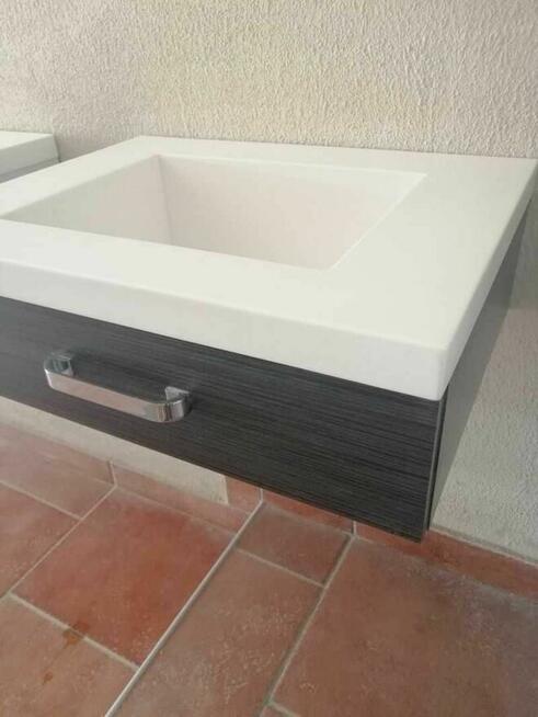 Szafka łazienkowa podwieszana z blatem z kompozytu Corian