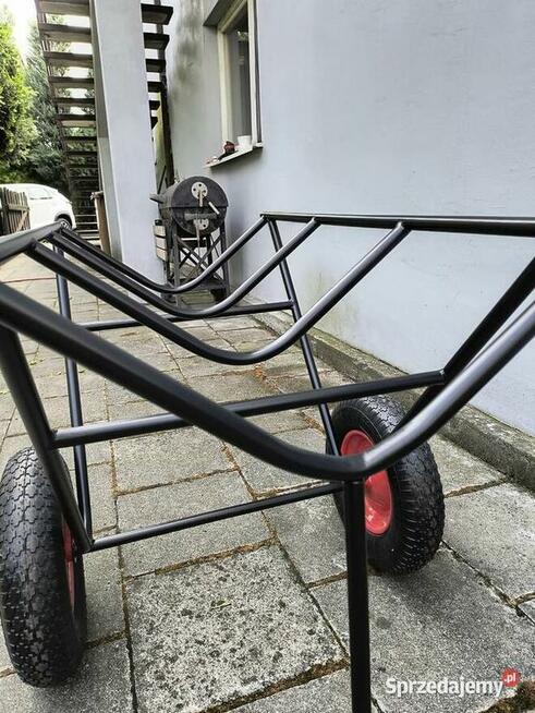 Wózek do materiałów w rolkach