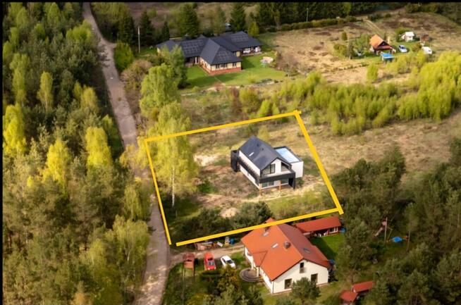 Nowoczesny dom energoiszczedny w lesie