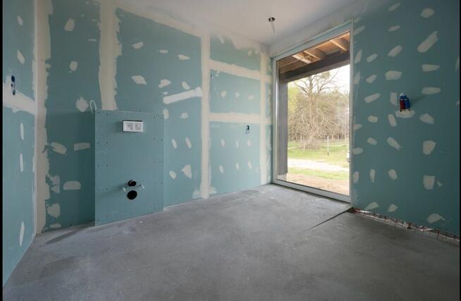 Nowoczesny dom energoiszczedny w lesie