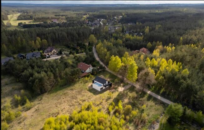 Nowoczesny dom energoiszczedny w lesie