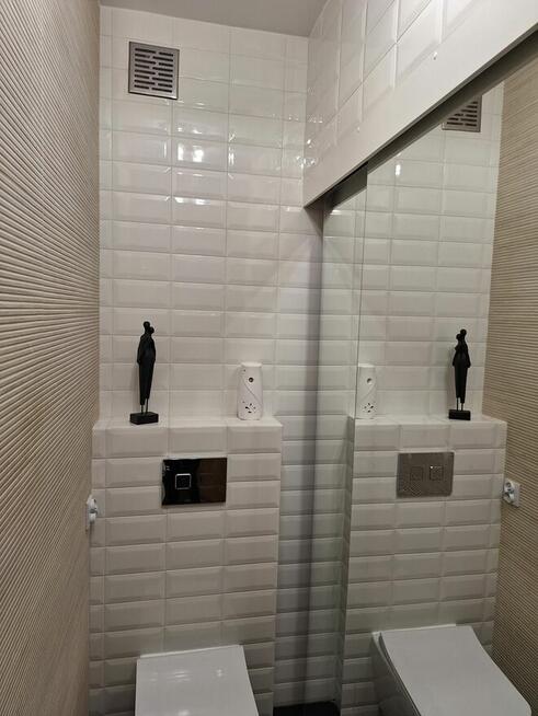 Dom szczytowy z ogrodem zimowym i garażem.