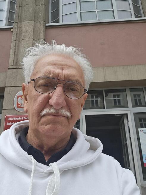 Szukam odważnej słodkiej idiotki albo lepiej dwóch, trzech,