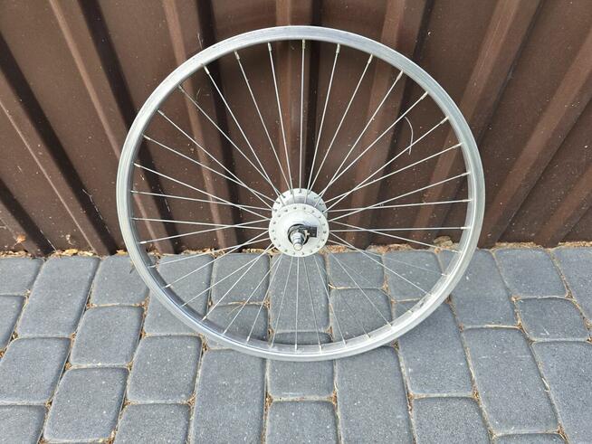 Koło do roweru 24 z dynamem Shimano.