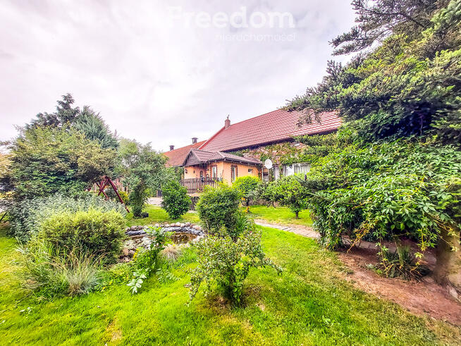 Dom na dużej działce.