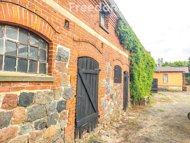 Dom na dużej działce.