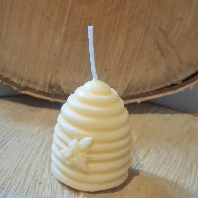 Świeczka sojowa dekoracyjna ul z pszczołami