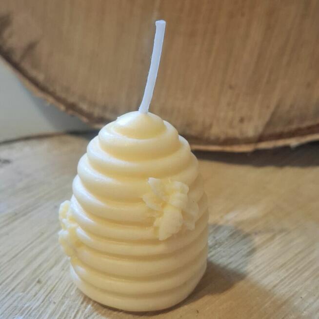 Świeczka sojowa dekoracyjna ul z pszczołami