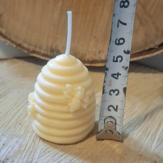 Świeczka sojowa dekoracyjna ul z pszczołami