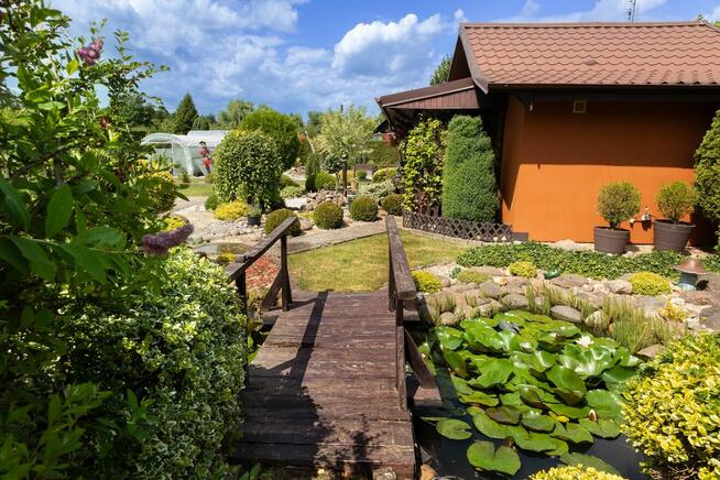 Ogród działkowy ROD z altaną jak maly domek