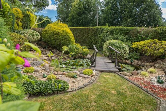 Ogród działkowy ROD z altaną jak maly domek