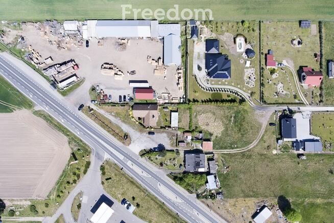 Działka zabudowana budynkiem drewnianym