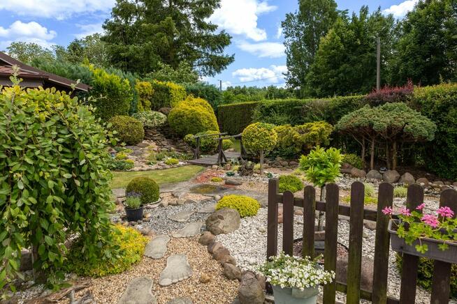 Ogród działkowy ROD z altaną jak maly domek