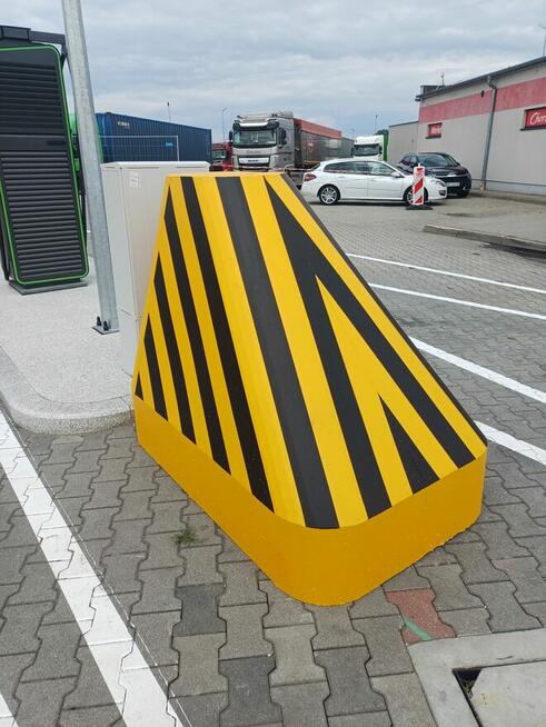 Odbojnica betonowa na stacje benzynowe i ładowania