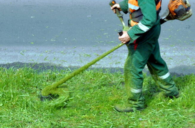 Wykaszanie traw kosą spalinową