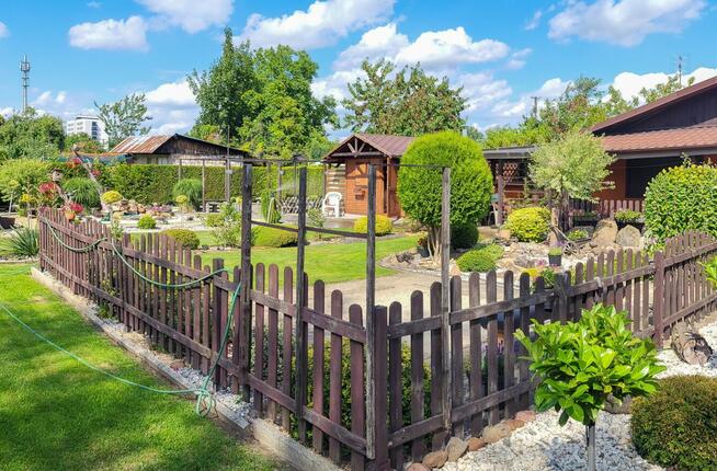 Ogród działkowy ROD z altaną jak maly domek