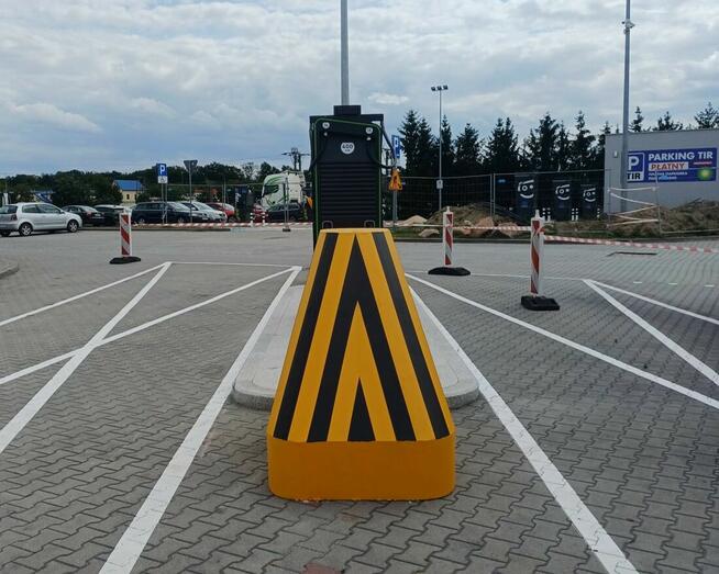 Odbojnica betonowa na stacje benzynowe i ładowania