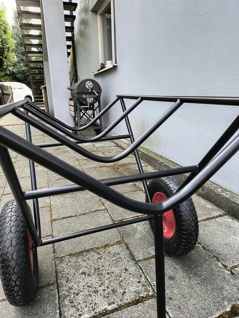 Wózek do materiałów w rolkach