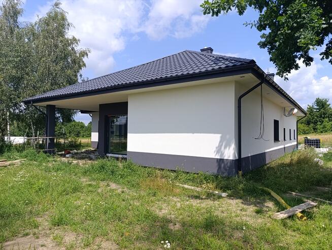 Nowy dom parterowy z antresolą.