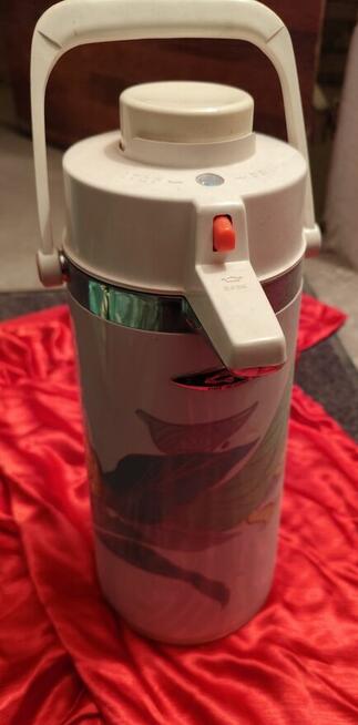 Duży termos z pompką