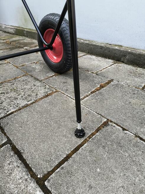 Wózek do materiałów w rolkach