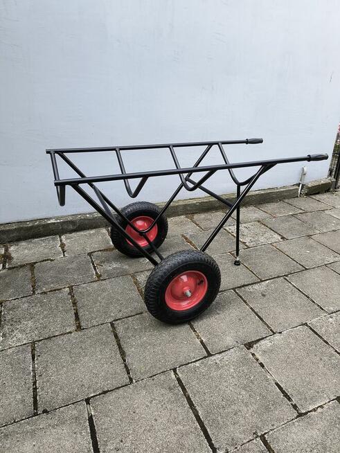 Wózek do materiałów w rolkach