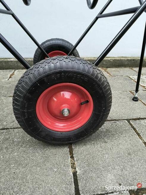 Wózek do materiałów w rolkach