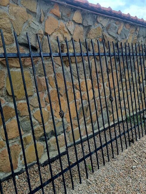 Dwa elementy kute ogrodzenia.