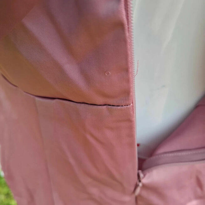 Nowy pudrowy kombinezon Boohoo M – elegancki, zmysłowy, na w