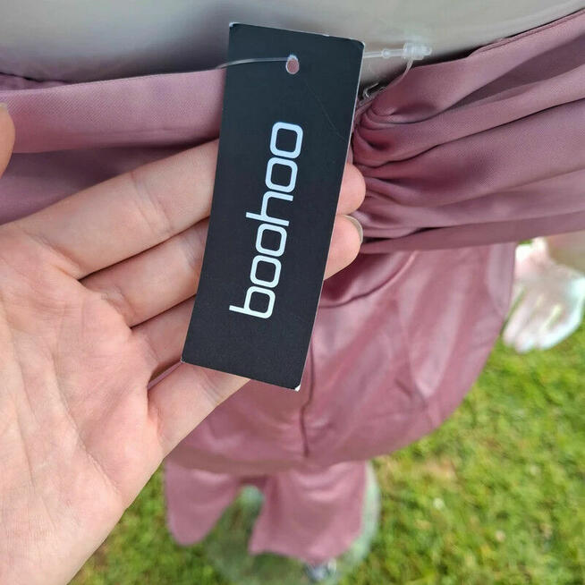 Nowy pudrowy kombinezon Boohoo M – elegancki, zmysłowy, na w