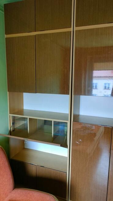 Oddam za darmo dwa regały, kanapę i fotel.