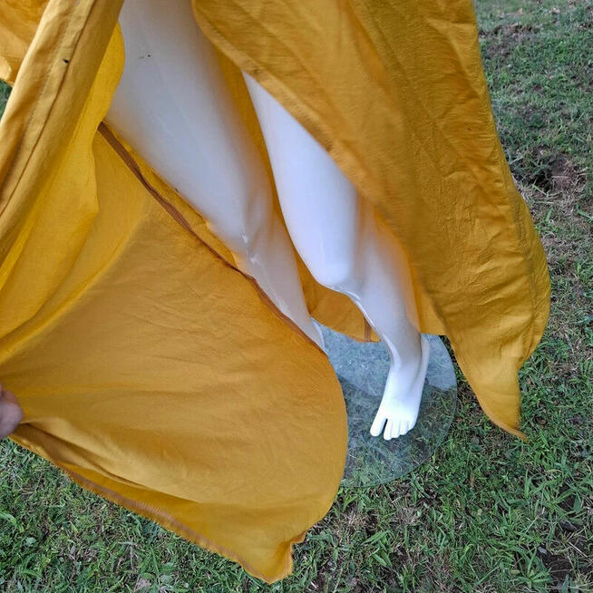 Zjawiskowa maxi PrettyLittleThing – głęboki dekolt i rozcięc