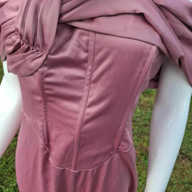 Nowy pudrowy kombinezon Boohoo M – elegancki, zmysłowy, na w