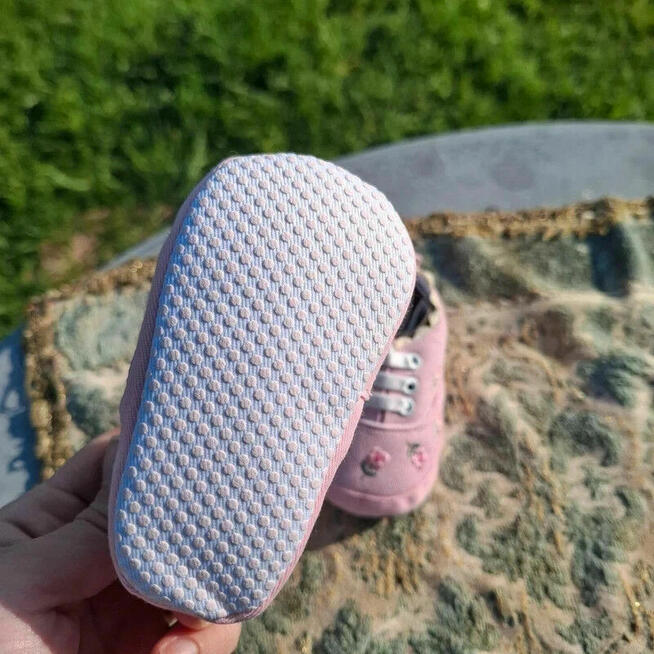 Nowe buciki niemowlęce z haftem – pudrowy róż, rozmiar 16, u