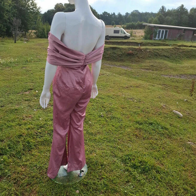 Nowy pudrowy kombinezon Boohoo M – elegancki, zmysłowy, na w