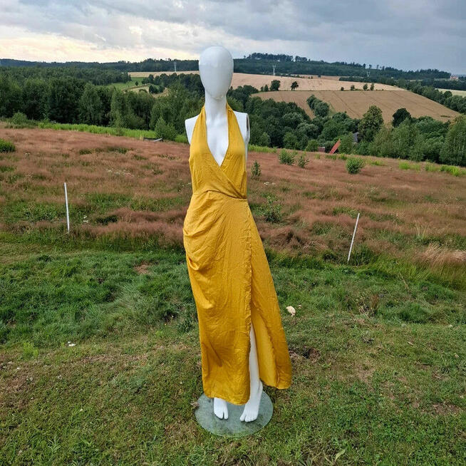 Zjawiskowa maxi PrettyLittleThing – głęboki dekolt i rozcięc