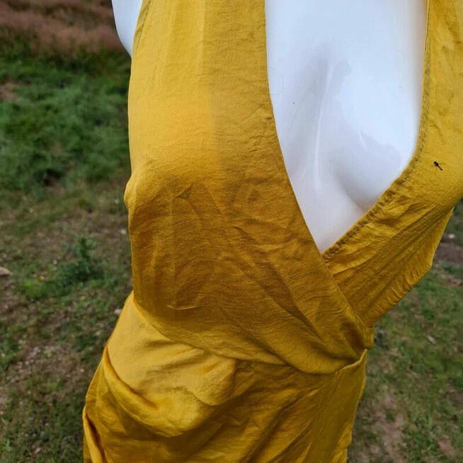 Zjawiskowa maxi PrettyLittleThing – głęboki dekolt i rozcięc