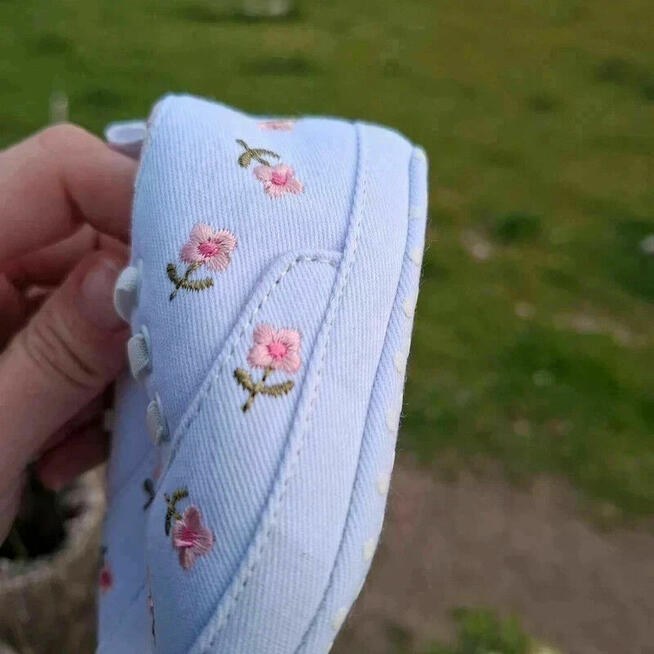 Białe buciki niemowlęce z kwiatkami – nowe, rozmiar 17, prez