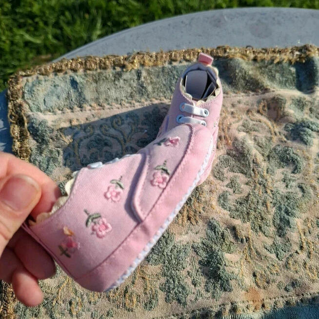 Nowe buciki niemowlęce z haftem – pudrowy róż, rozmiar 16, u