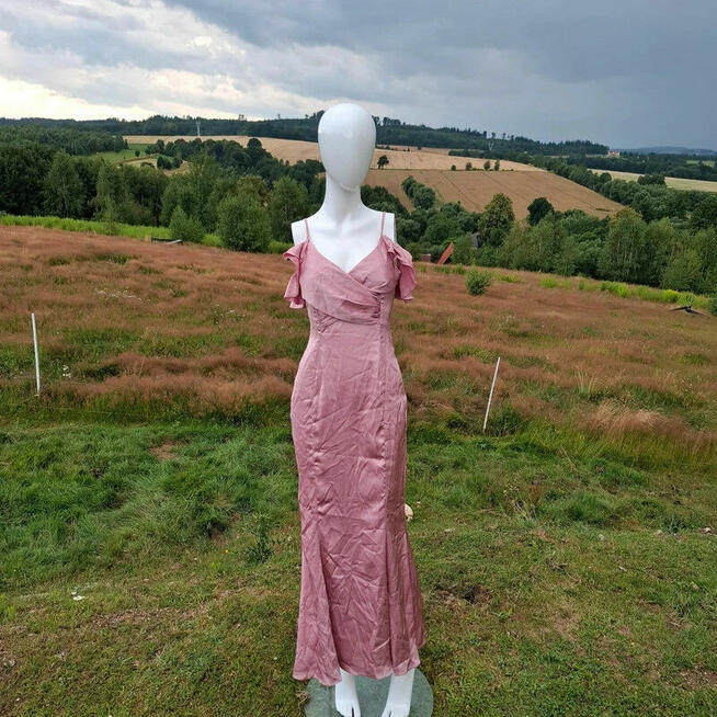 Nowa satynowa sukienka maxi Boohoo 38 – różowa, z falbankami