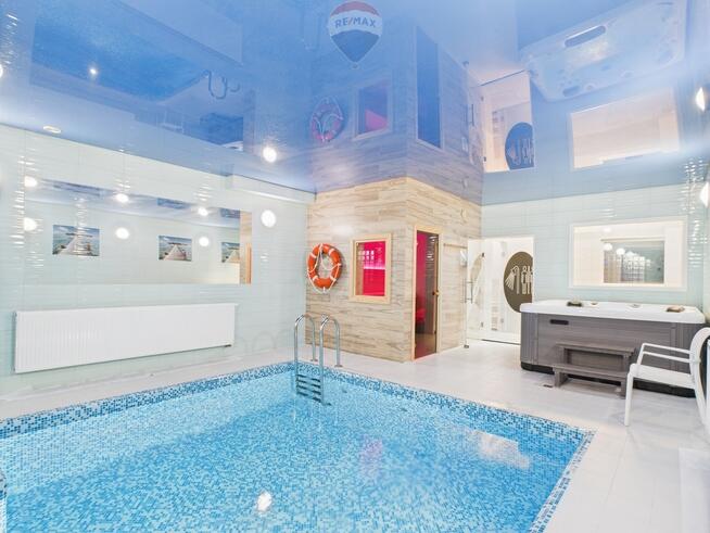 Obiekt hotelowy nad jeziorem na Mazurach.